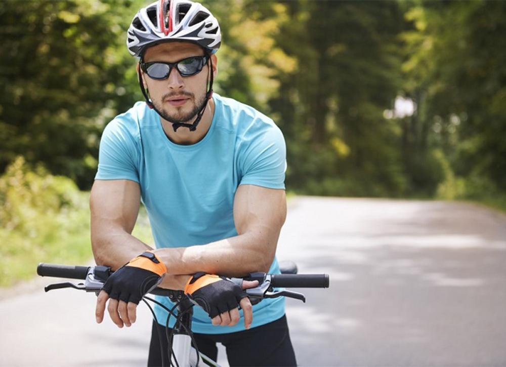 Is wearing sunglasses while cycling ok