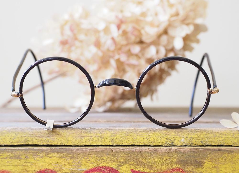 What is a saddle bridge on eyeglasses